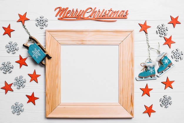 Бесплатное фото Рождественская композиция с рамкой и звездами