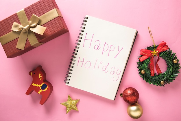 Foto gratuita composizione di natale con scatola regalo e notebook