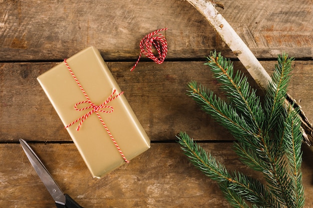 Composizione di natale con il presente e le forbici