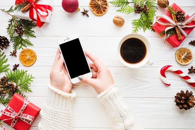 Рождественская композиция со смартфоном и кофе