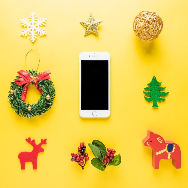 Free photo christmas composition with smartphone