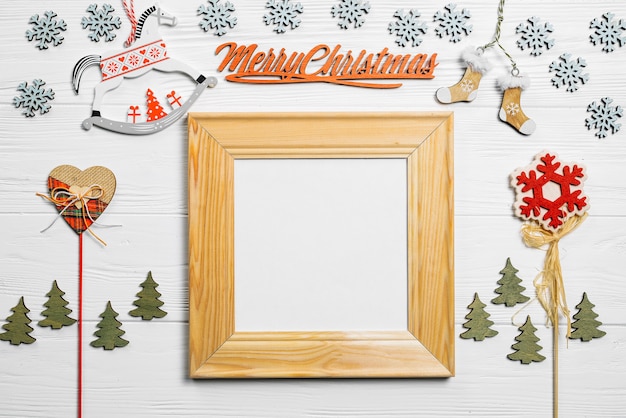 Foto gratuita composizione di natale con cornice in legno