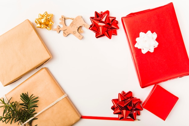 Рождественская композиция с обернутыми коробками и красочными бантами