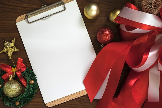 Free photo christmas concept with clipboard and ribbon