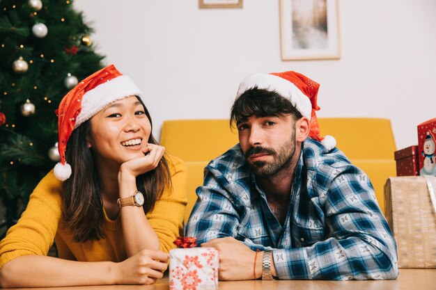 自宅で寒いカップルとクリスマスのコンセプト