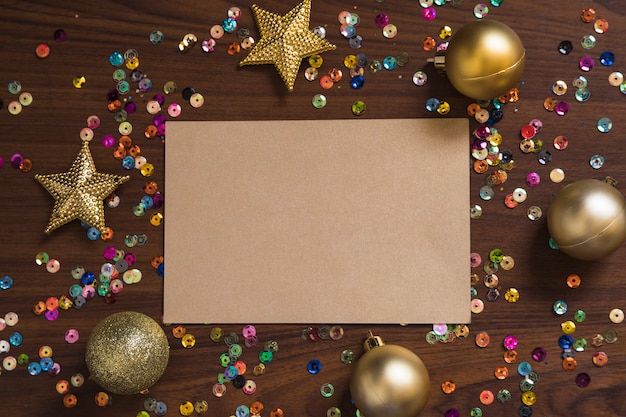 無料写真 封筒と紙袋を持つクリスマスのコンセプト