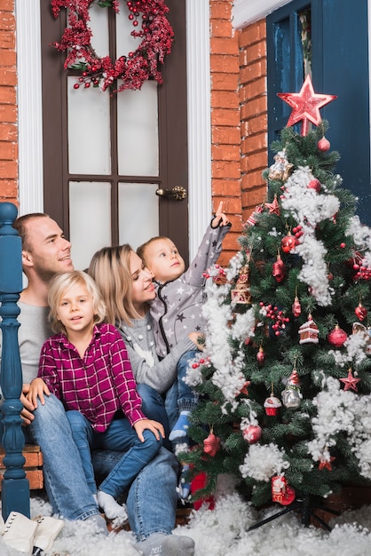 クリスマスのコンセプト、クリスマスツリーの前に家族と一緒に