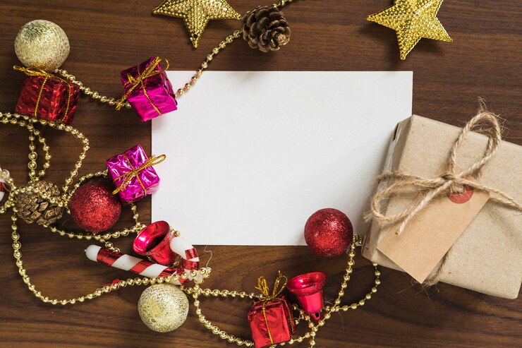 मुफ़्त फोटो christmas concept with gift box next to letter