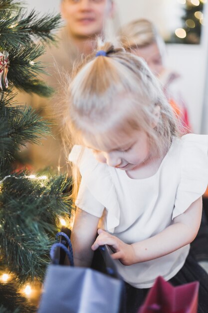 バッグに入っている少女とクリスマスのコンセプト