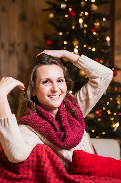 幸せな女性と自宅でクリスマスのコンセプト