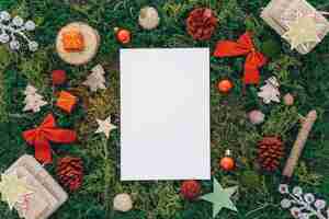 Бесплатное фото Рождественская концепция с бумагой