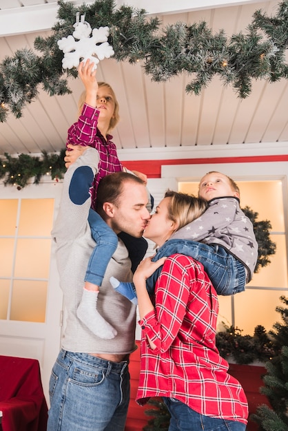 Рождественская концепция с поцелуями родителей