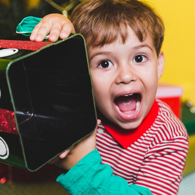 悲鳴を上げる少年とクリスマスのコンセプト