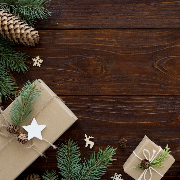 コピースペースと木製のテーブルのクリスマスのコンセプト