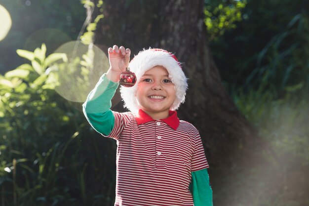 Foto gratuita concepto di natale con ragazzo felice fuori