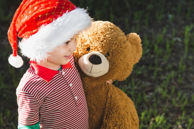 Free photo christmas concepto with kid and teddy