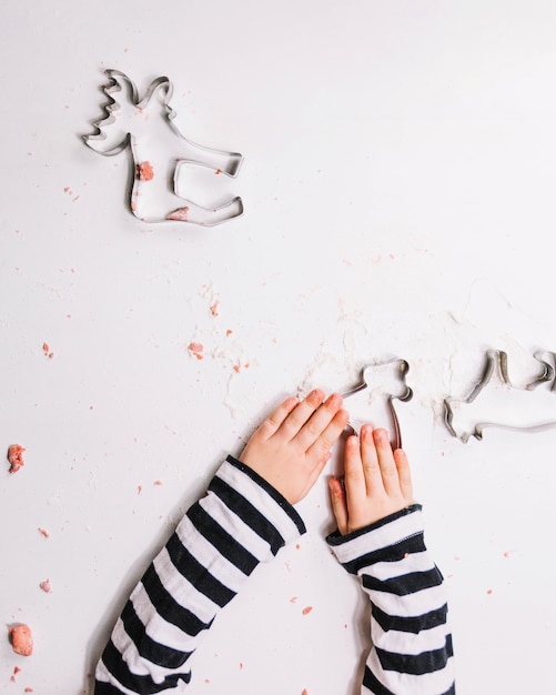 Concetto di biscotto di natale con le mani del bambino