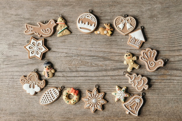 Free photo christmas cookie ornaments with copy space in the middle