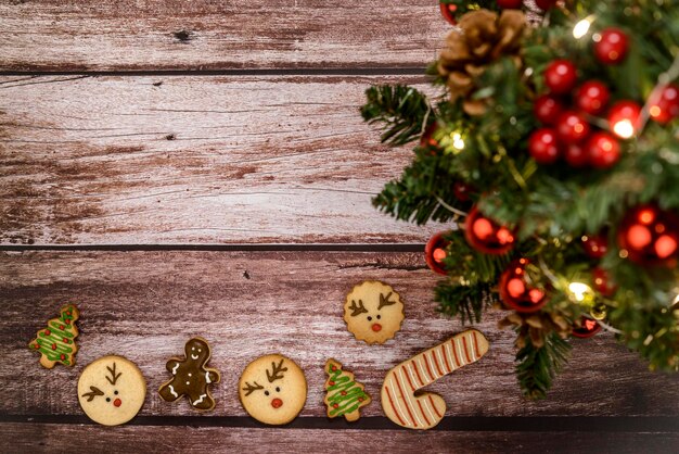 나무 배경에 조명이 있는 크리스마스 쿠키와 크리스마스 트리