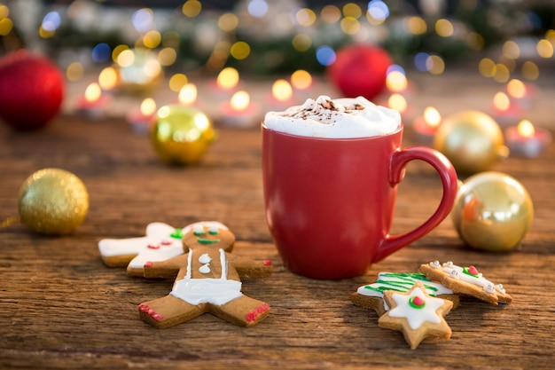 赤カップの横にクリスマスクッキー