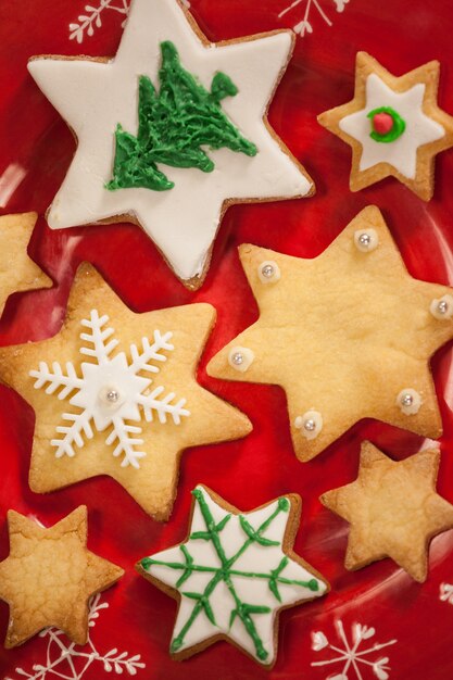 Foto gratuita biscotti di natale con disegni diversi