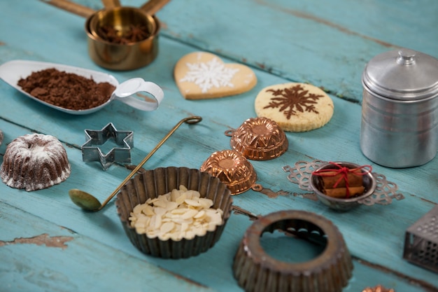 Foto gratuita biscotti di natale con stampi e ingredienti