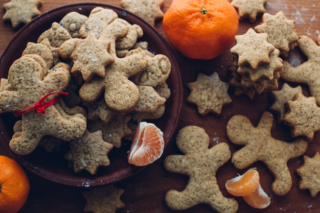 木製の背景にクリスマスのクッキー