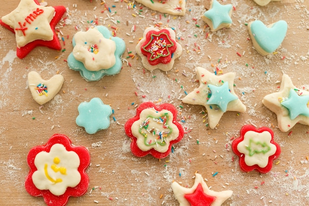 Foto gratuita biscotti di natale su un tavolo di legno