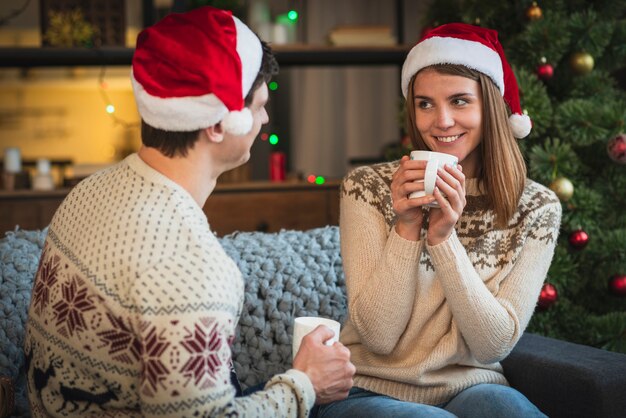 ホットドリンクを楽しむクリスマスカップル