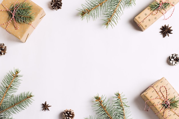 크리스마스 장식 구성 선물 상자 소나무 콘 가문비 나무 가지