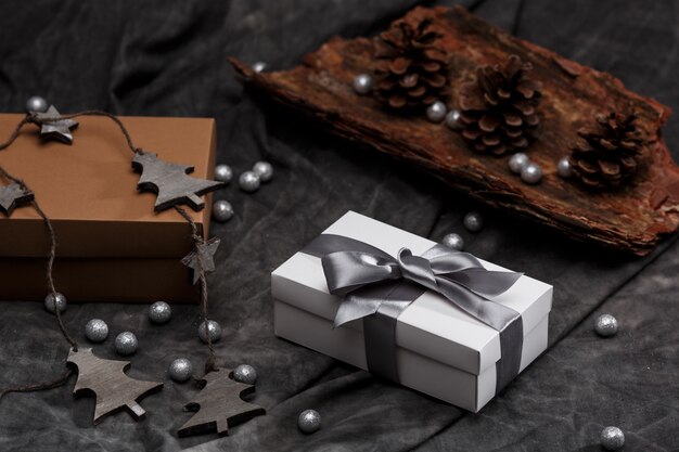 회색 배경 위에 크리스마스 장식 및 선물 상자입니다.