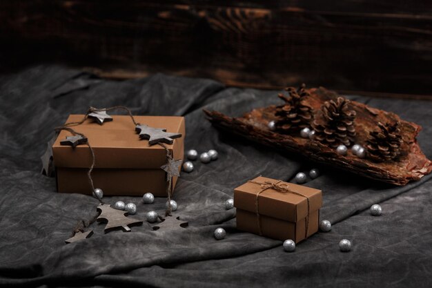 灰色のクリスマスの装飾とギフトボックス