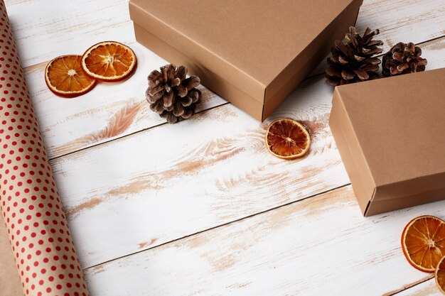 Украшение рождества и подарочные коробки над деревянной предпосылкой. Над.