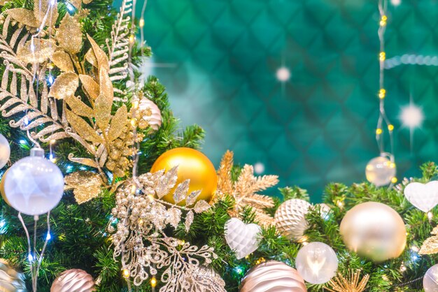 緑の背景上のクリスマスの装飾