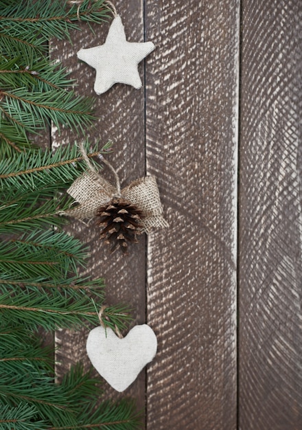 松の木に掛かっているクリスマスの飾り