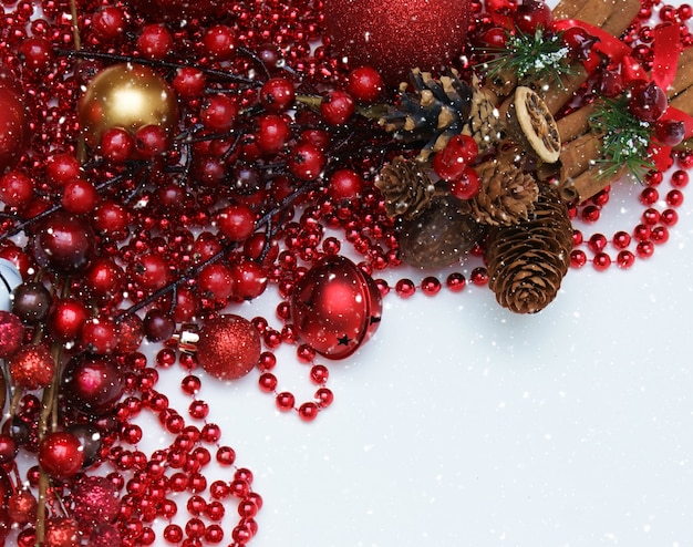 Бесплатное фото Рождественские украшения с заснеженной эффект наложения