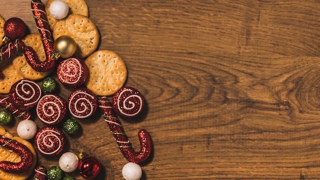 Foto gratuita decorazioni natalizie con biscotti e spazio a destra