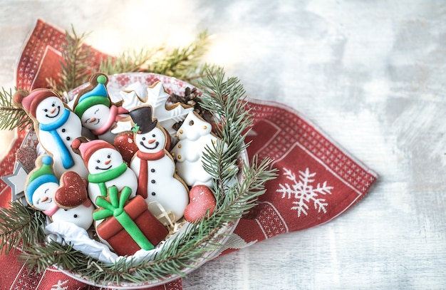 Free photo christmas decoration with festive cookies