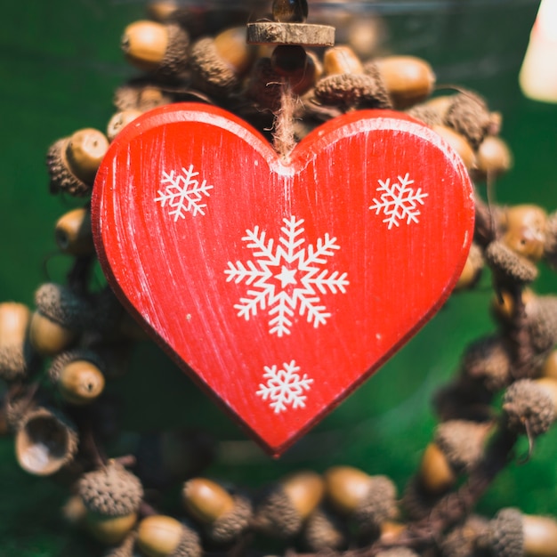 Foto gratuita decorazioni natalizie con scatola cuore