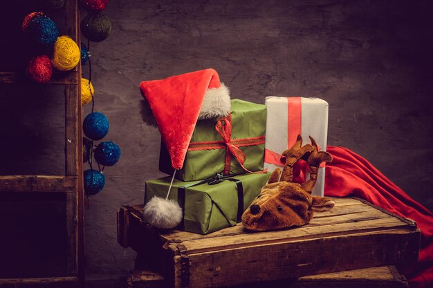 산타 모자, 눈부심 공, 선물 상자가 있는 크리스마스 장식.