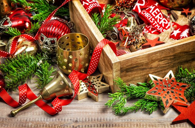 Коробка рождественских украшений со звездами, игрушками и украшениями. праздничная композиция в винтажном тонированном стиле
