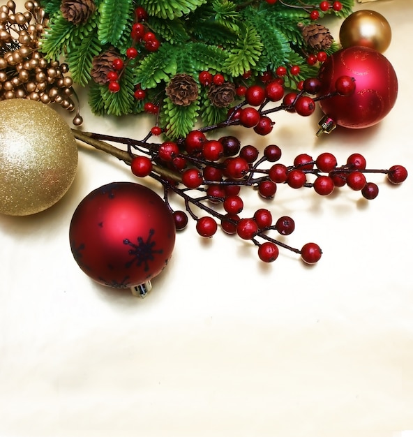 Бесплатное фото Рождественские фон с ягодами и блесна