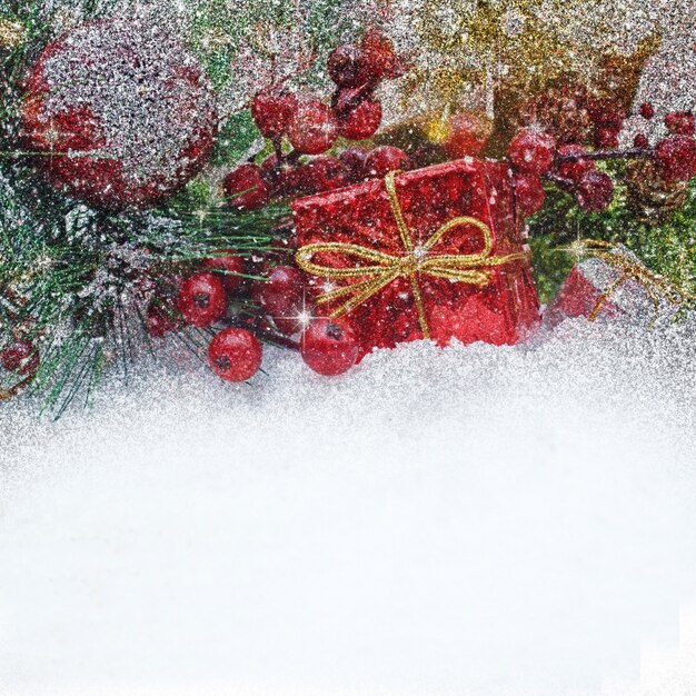グリッター効果が雪に囲まれたクリスマスの飾り