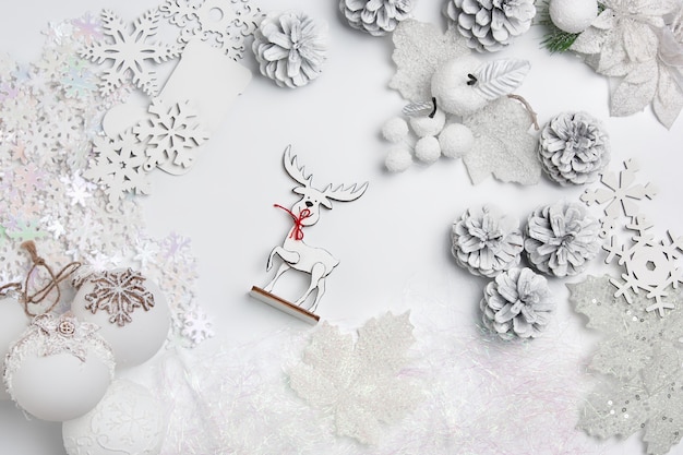 無料写真 白い壁のシュルレアリスムのおもちゃのクリスマスの装飾的な構成。上面図