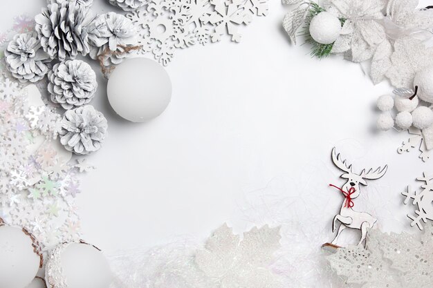 白いテーブルの背景におもちゃのクリスマス装飾的な組成物。上面図。フラットレイ
