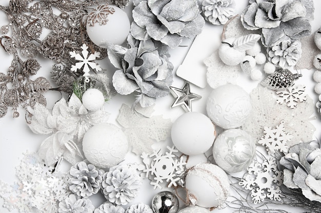 Foto gratuita composizione decorativa di natale di giocattoli su uno sfondo bianco da tavola.