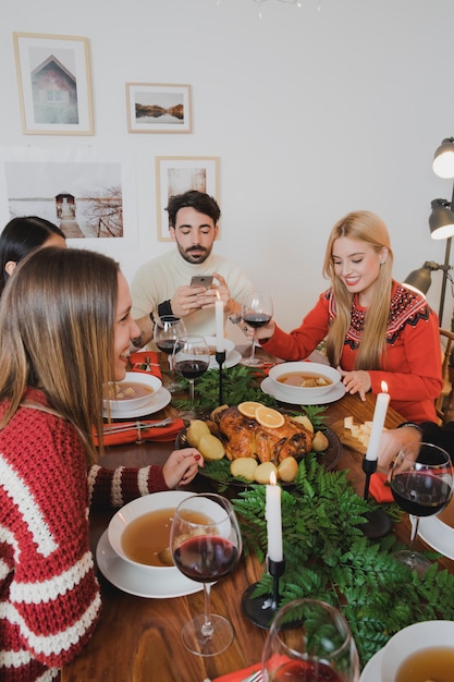 Free photo christmas dinner concept with friends at table