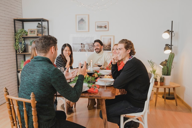 Foto gratuita cena di natale a tavola