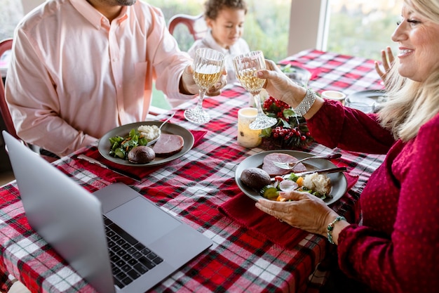 Foto gratuita videochiamata per la cena di natale nella nuova normalità