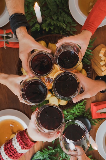 Free photo christmas dinner with wine glasses